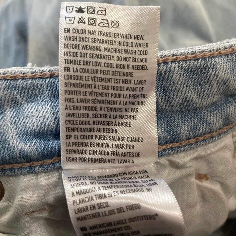 American Eagle Distressed Mom Jeans Size 4 Long Light Wash Blue Denim Staple - Picture 7 of 7